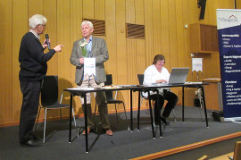 Stig Wahlbäck tackade mötesordförande Torbjörn Edlund, till höger årsmötessekretare Mary Hägglund