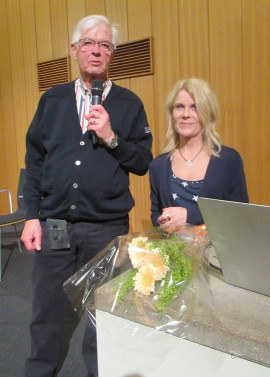 Stig Wahlbäck tackade Gunilla Welin Brook med en bukett blommor