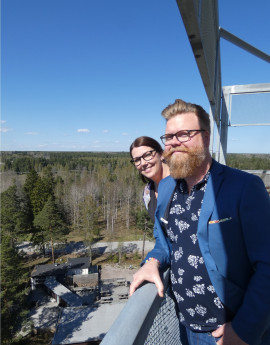 Johanna Wedin och Patrick Björsjö med utsikt från 7 våningen i whiskytornet