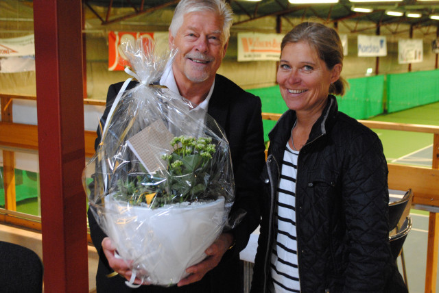 Ann-Gerd Bergdahl, Gävle Kommun, lämnade över blommor till Gefle Tennisklubb, representerad av ordförande Jan Österberg