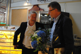 Anders Wetterberg, GIF friidrott, överlämnade blommor till Jan Österberg, Gefle Tennisklubb