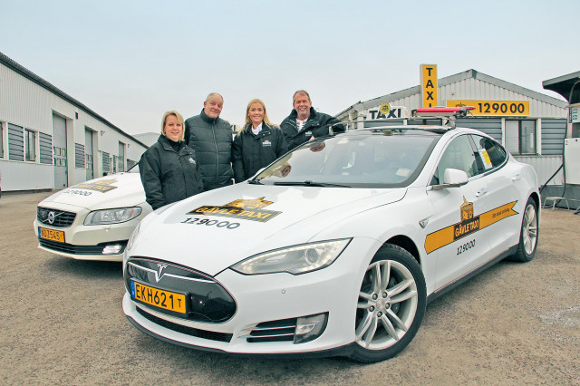 Ingela Jansson, Kennet Martinsson, Kaisa Andren och Peter Jansson på Gävle Taxi satsar lokalt och på miljövänligt drivmedel.