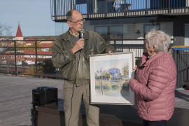 Hans Ström och Elisabeth Olsson, SPF, lämnar över en gåva till brf Takterrassen. Foto Per-Erik Jäderberg