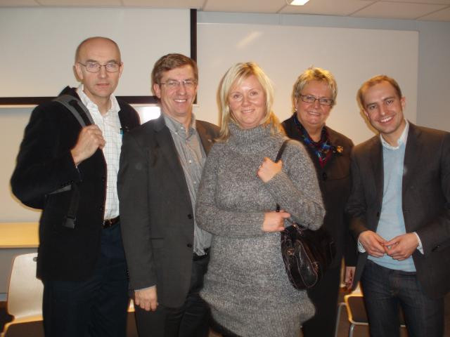 Katarina Helling (mitten) lyssnad på panelen: Sven Bergström (c), Lennart Sjögren (kd), Margareta B Kjellin (m) och Tomas Tobé (m)