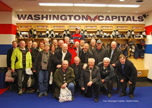 Brynäsdelegationen i Washingtons omklädningsrum tillsammans med Nicklas Bäckström.