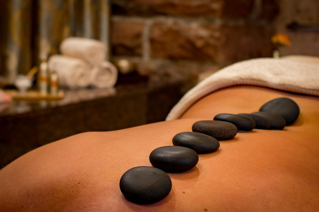 Fördelarna med att använda en massagebänk i ditt hem för en avslappnande massageupplevelse.