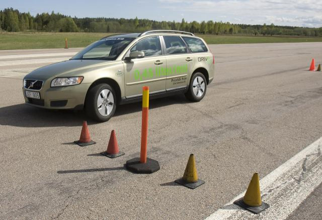 Vid undanmanöverprovet kommer Ewa och instruktören rakt emot vår fotograf i 90 km/tim!