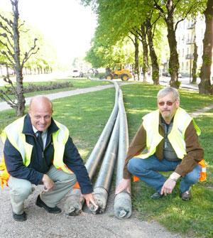 VD Per Laurell och projektledare Ulf Eklund med den nya livlinan i Esplanaden.