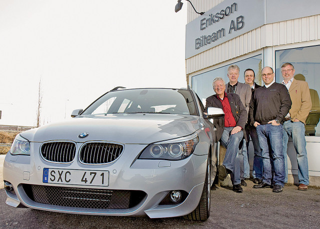 Från vänster BMW 5-serie Touring, Christer Eriksson, VD, och några av medarbetarna som från den 7 maj säljer BMW i Gävle. Fotograf: Per-Erik Jäderberg