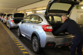 Här kompletterar Osman Ibraimi en ny Subaru XV med gummimattor, instruktionsböcker, varningstriangel och annat som krävs i Sverige.