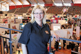 Helene Åkerlind, regionschef för UF i Gävleborg framför alla montrarna på mässan.