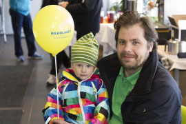 Lilla Mimmi Larsson med pappa Stefan Larsson hälsade på hos Bilbolaget