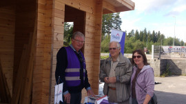 Ola Andénius pratar med Ingemar och Gunilla Giös, som sett i Gestrike Magasinet att det var Villaägarnas dag