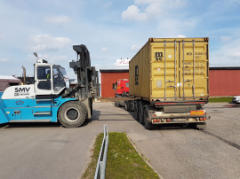 En felfri container av glas från Iran har nått Gävle hamn.