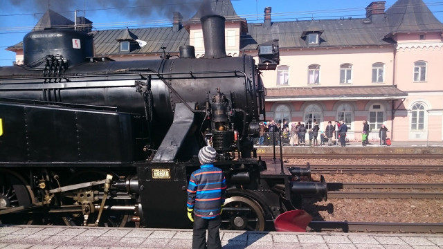 Anton Husberg beundrar loket på Storviks järnvägsstation. Foto Susanne Husberg
