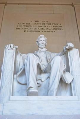 Lincoln blickar ut över staden i sitt monument.