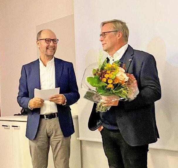 Kjell Gunnarsson, Verksamhetsledare gratulerar Pekka Seitola till nomineringen för Guldklubban.