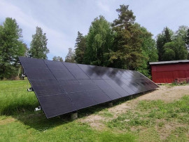 Både batterilagring och markanläggningar för solceller.