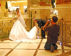 Massor av bröllop överallt i Las Vegas.