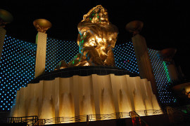 Världens största bronsstaty utanför MGM Grand Hotel & Casino.