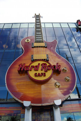 Förmodligen världens största gitarr på fasaden till Hard Rock i Las Vegas.
