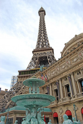 Eiffeltornet dagtid från gatuperspektiv.