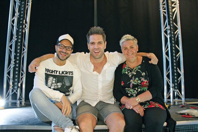 Kompanjonerna Ruzze Pour, Henrik Sundström och Lotta Wolff gläds över succén med "Hits For You” i Gävle.